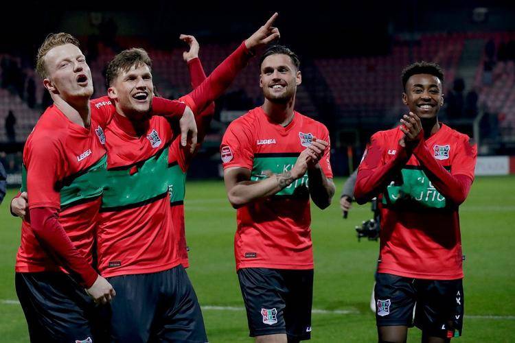 队员配合默 队员配合默